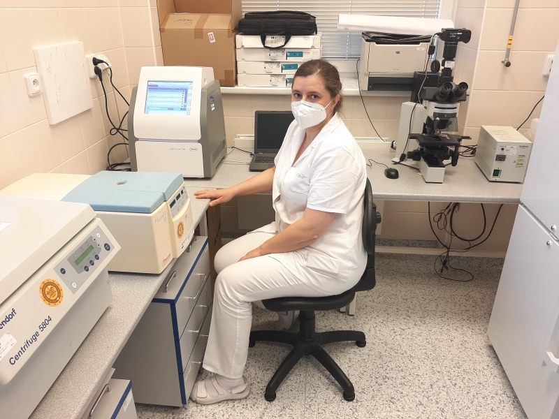 V centrální laboratoři třebíčské nemocnice provádějí PCR testy díky nově vybudované PCR laboratoři