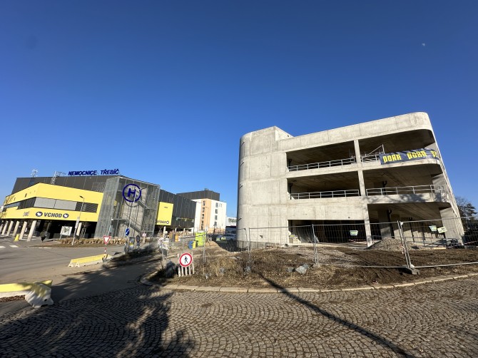 Zleva operační sály, výstavba parkovacího domu