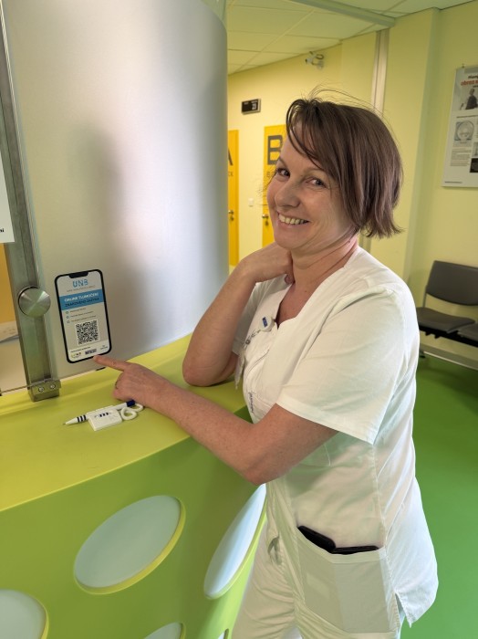 Nemocnice Třebíč zavádí online tlumočení znakového jazyka. Nová služba usnadní komunikaci neslyšícím pacientům